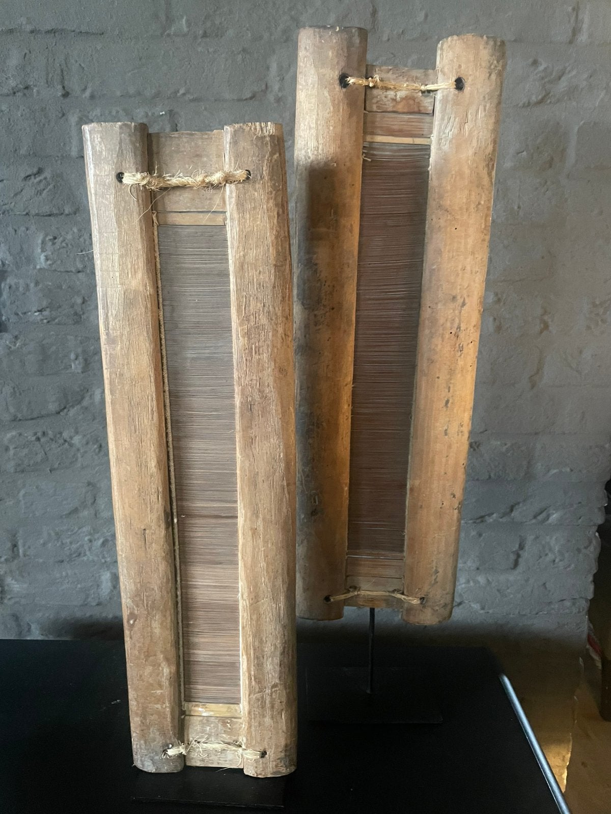Oud houten geweefgetouw op statief, Ophalen