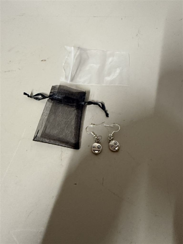 Handgemaakte Emoji Oorbellen - Happy Wink Love, Handtassen en Accessoires, Oorbellen, Ophalen of Verzenden, Nieuw