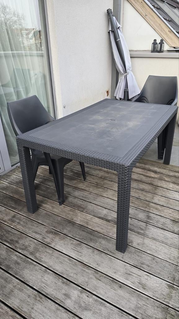 Tuintafel en 6 buitenstoelen