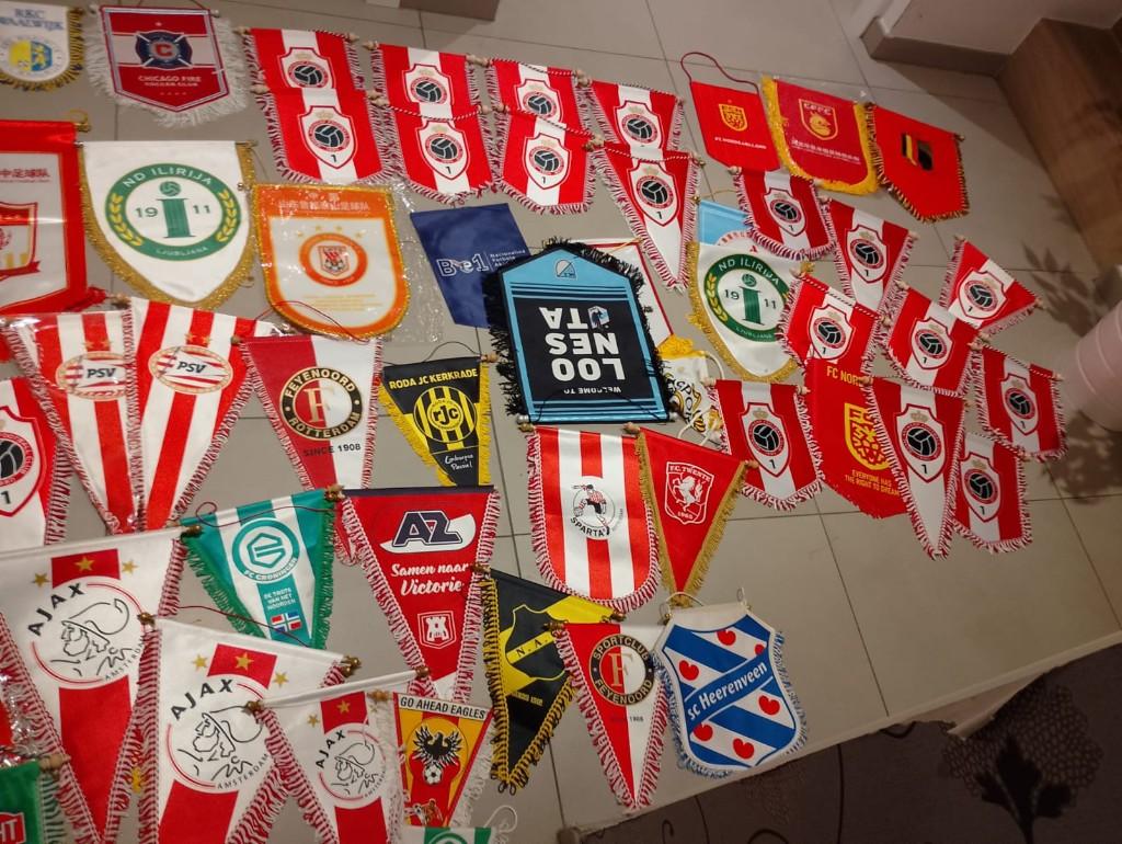 Pakket voetbalwimpels vaandels fanions +/- 85 stuks, Diversen, Vlaggen en Wimpels, Ophalen of Verzenden