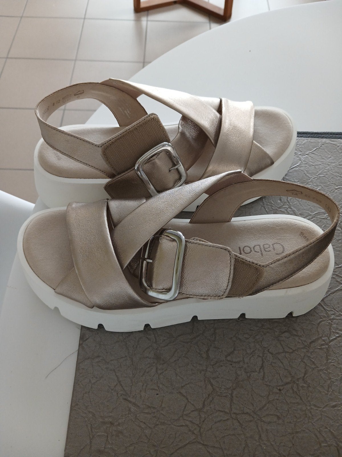 Sandales à vendre, Enlèvement