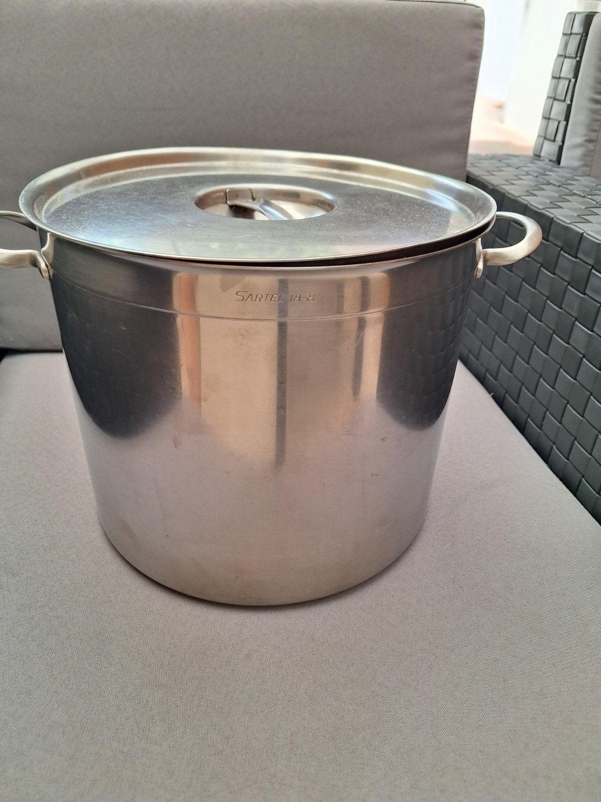 kookpot Sartel, Enlèvement
