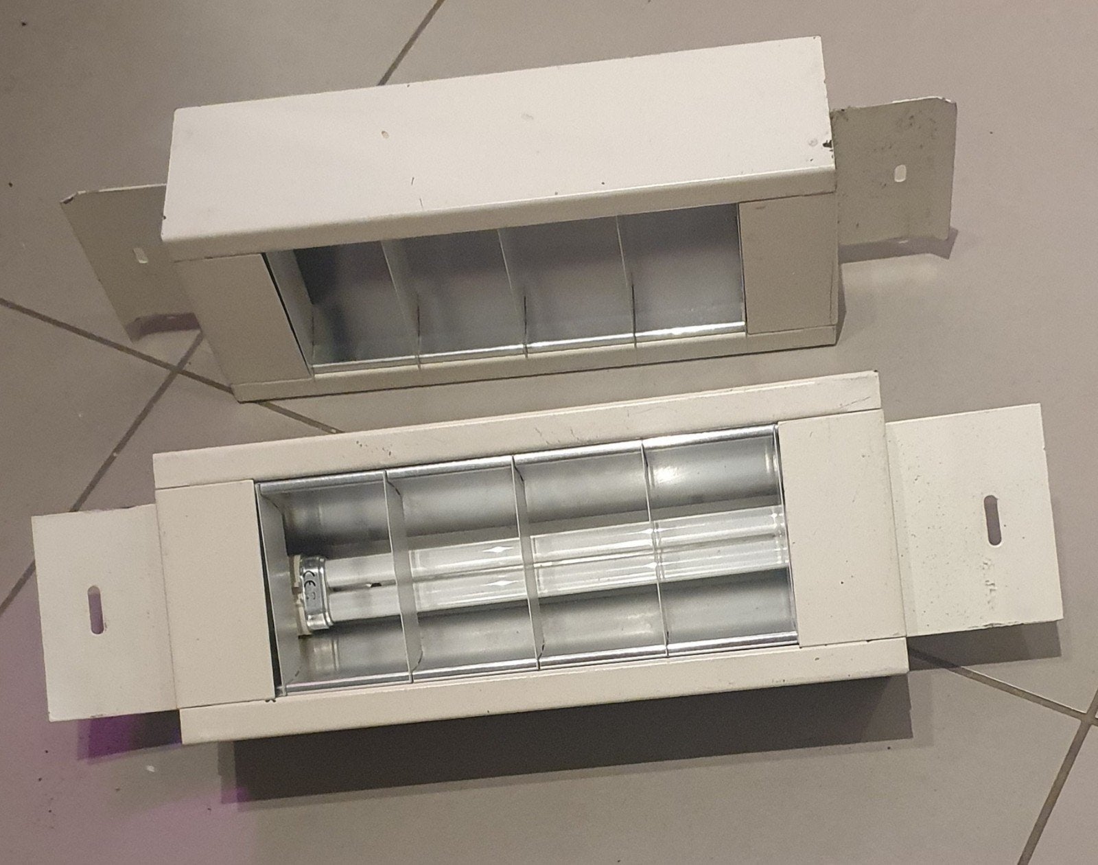 Ensemble de 2 luminaires fluorescents en saillie en métal av, Enlèvement, Comme neuf, Moins de 50 watts, Armature