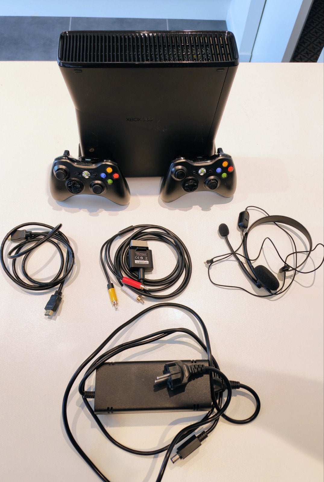 Xbox 360 250 Go, 360 E, Enlèvement ou Envoi, Utilisé, Avec casque