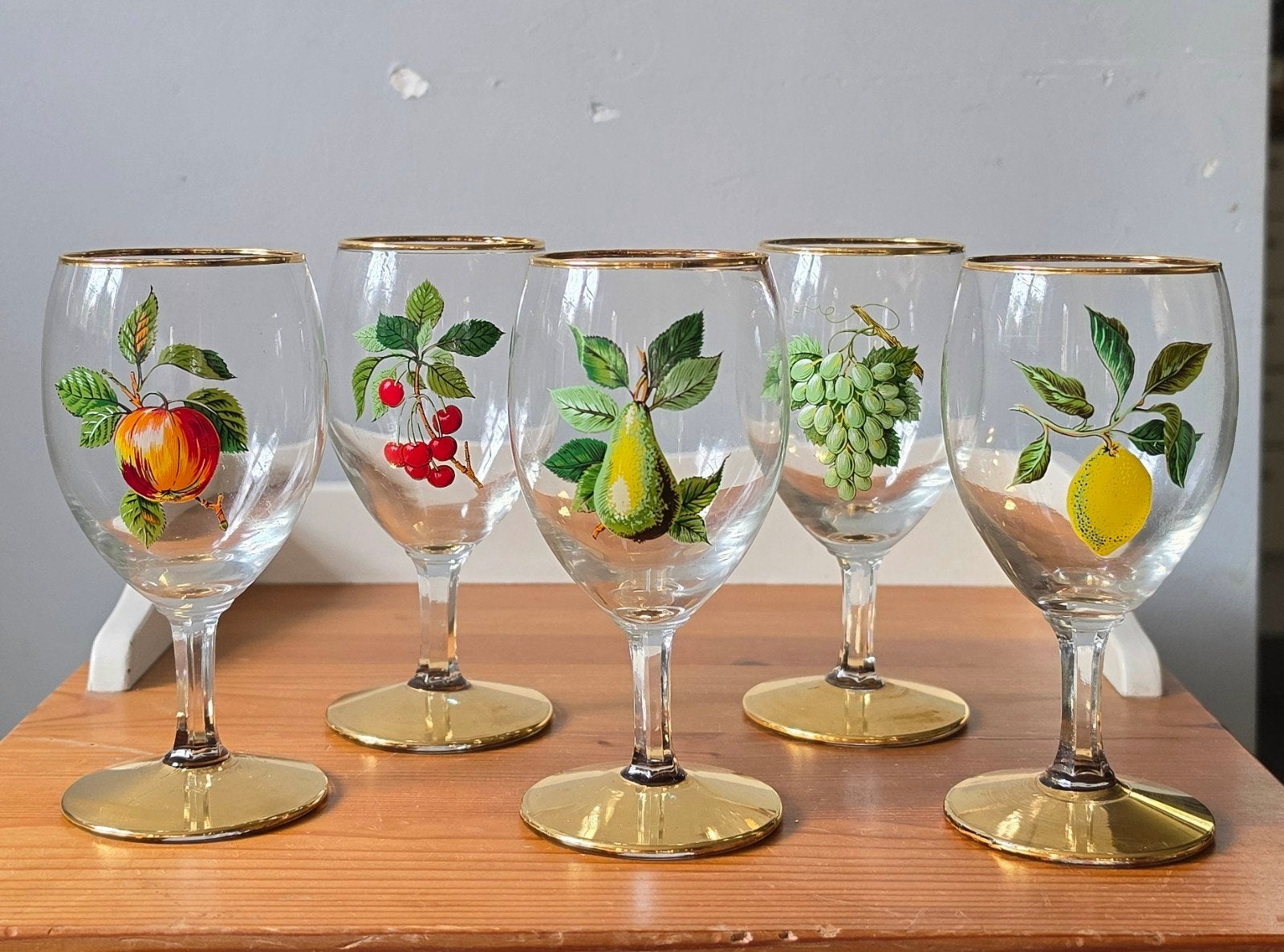 Lot de 5 verres à vin / ballon vintage – Décor fruits et lis, Enlèvement ou Envoi, Comme neuf, Autres types