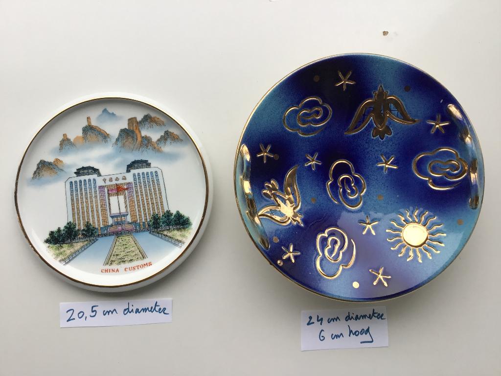 2 assiettes anciennes spéciales décorées avec de l'or, Antiquités & Art, Antiquités | Services (vaisselle) pièces, Enlèvement ou Envoi