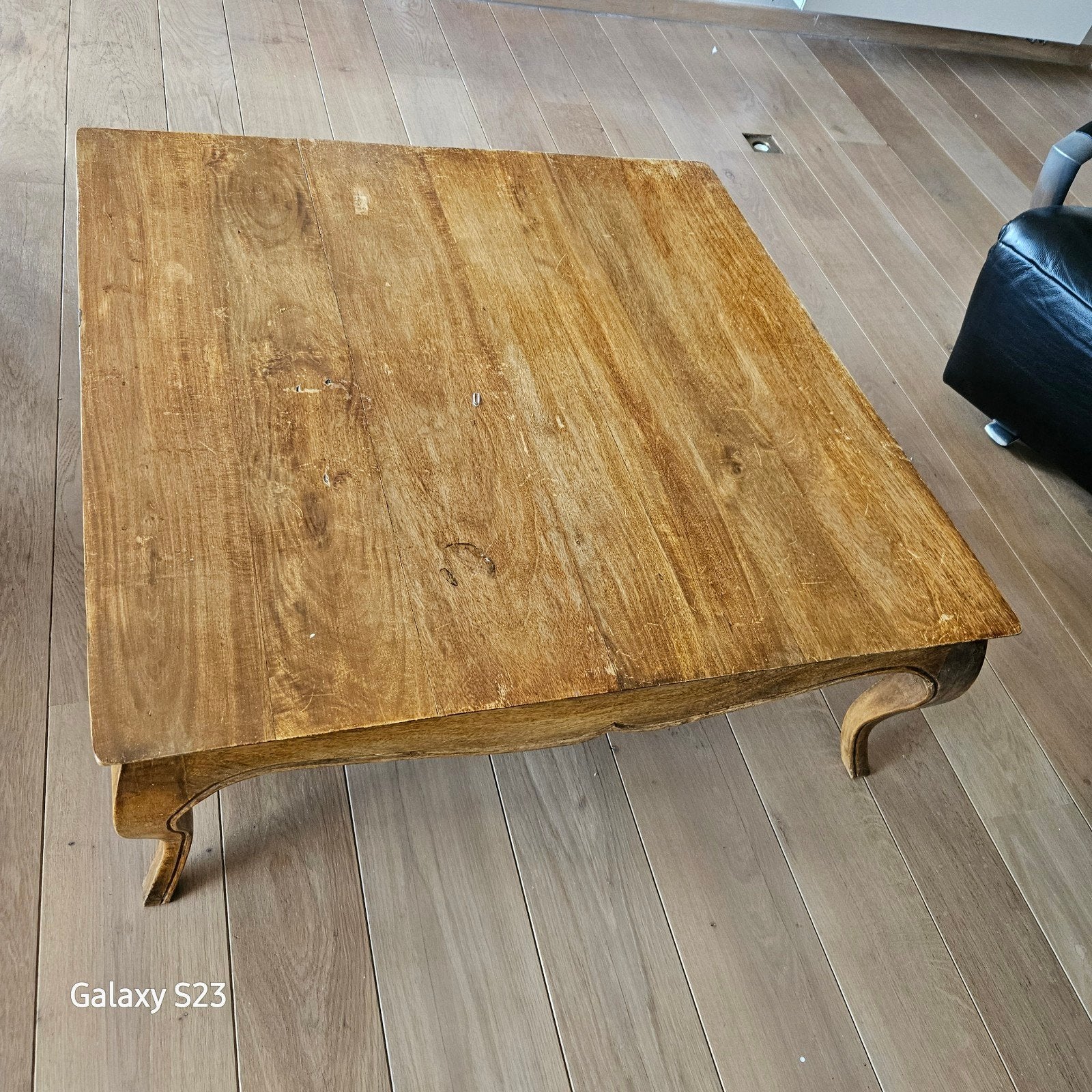 table basse en bois massif de 1,05 m carré. marron. peut êt, Maison & Meubles, Enlèvement, Carré, 5 – 50