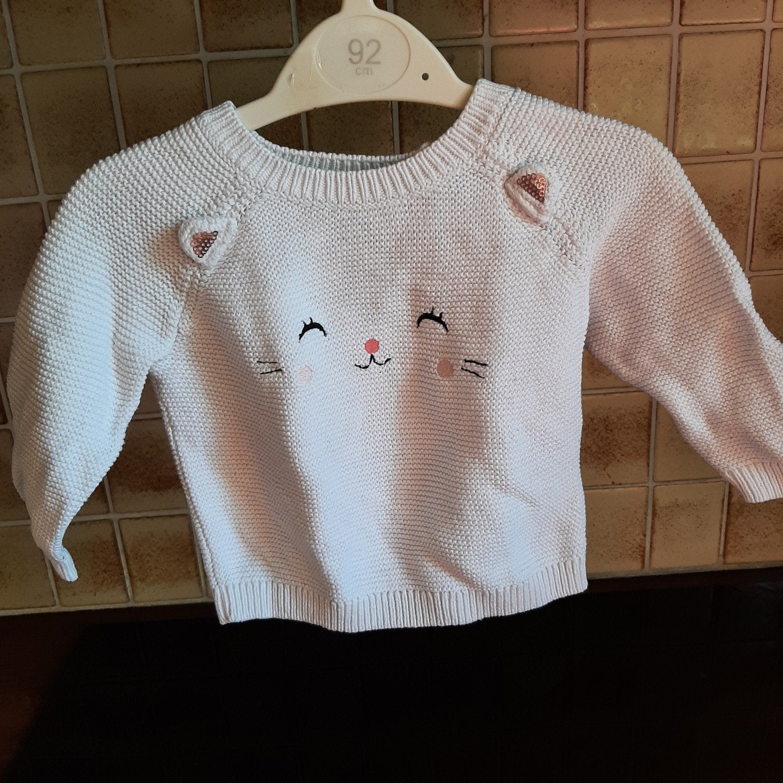2 truitjes alle 2 maat 68 Foto 1 witte trui, Foto 3 groen., Enfants & Bébés, Vêtements de bébé | Taille 68, Enlèvement