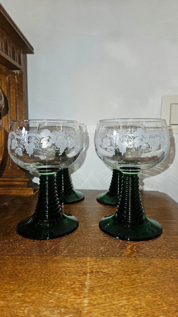 VINTAGE 4 VERRES A VIN GRAVÉS GRAPPES DE RAISIN ET VIGNE, Antiquités & Art, Enlèvement