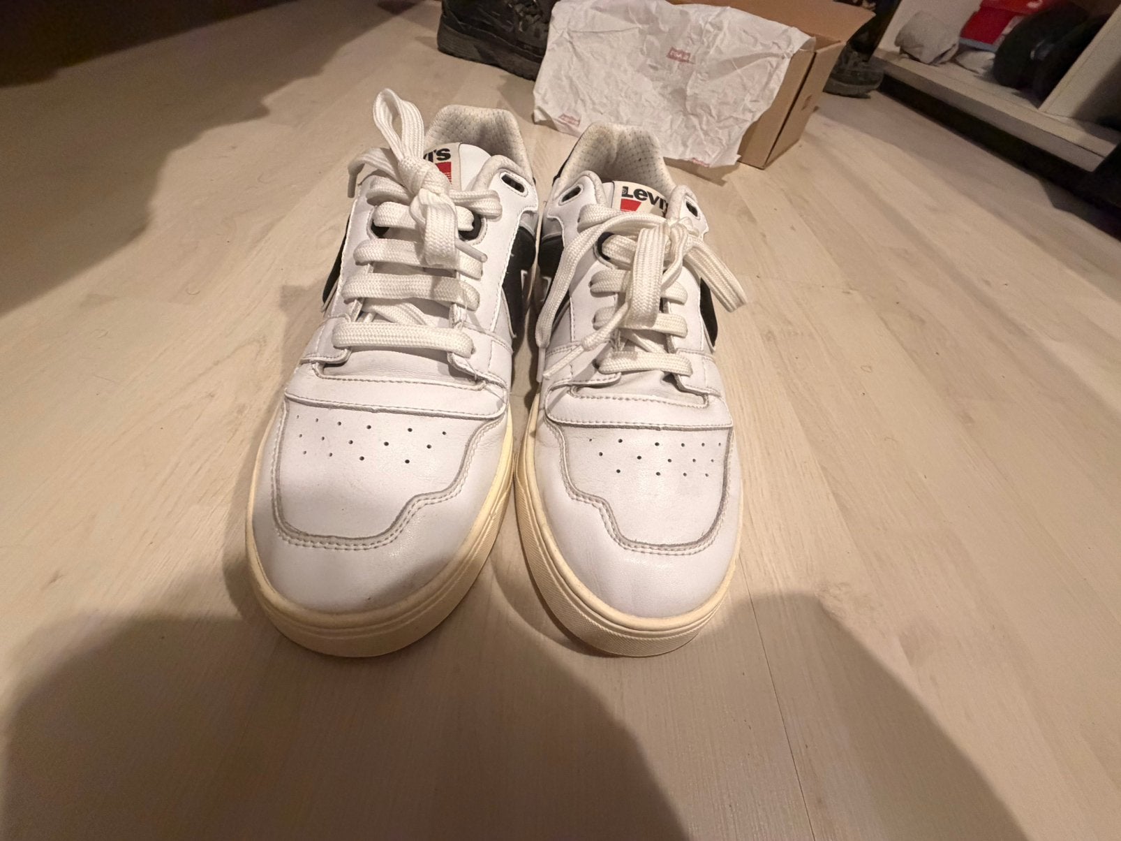 Bonjour je vend chaussures blanches propre et comme neuves, Kleding | Heren, Schoenen, Ophalen, Zo goed als nieuw