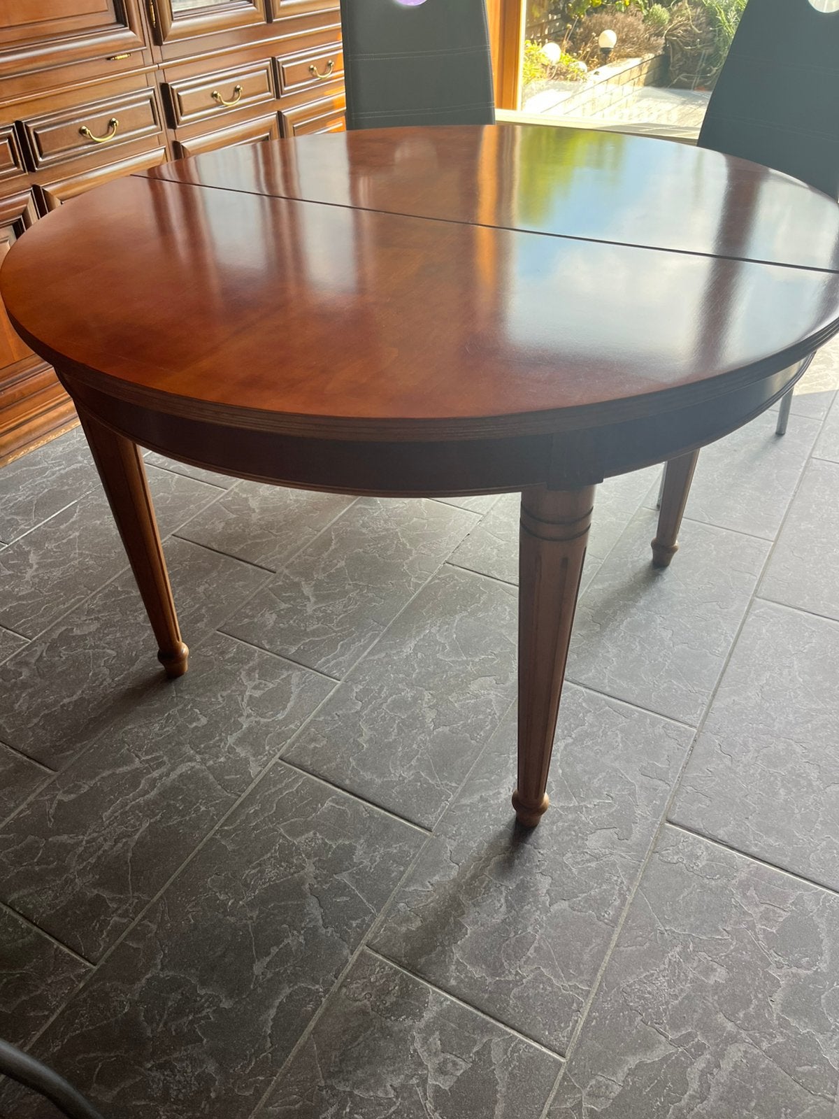 Ronde eettafel in kerselaar, Ophalen
