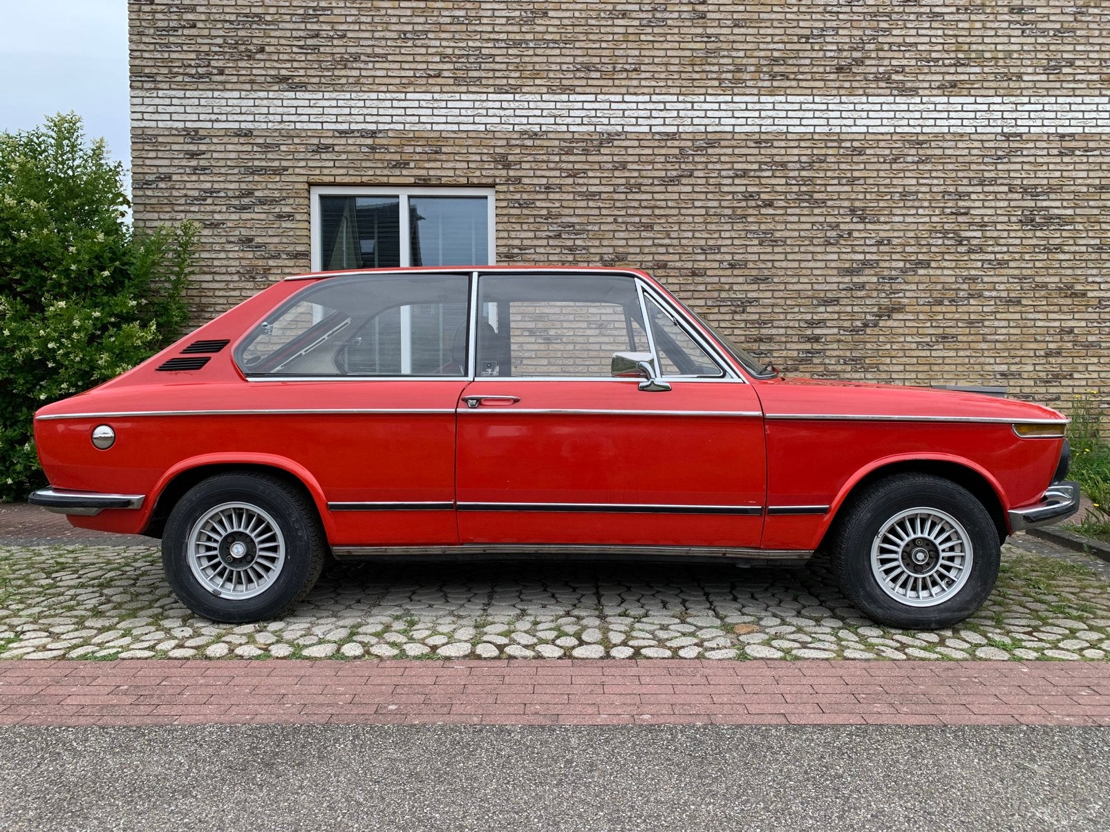 _BMW 2002 Touring | 1973 | verona rood, Auto's, Oldtimers, 100 kW, 4 zetels, Zwart, Bedrijf