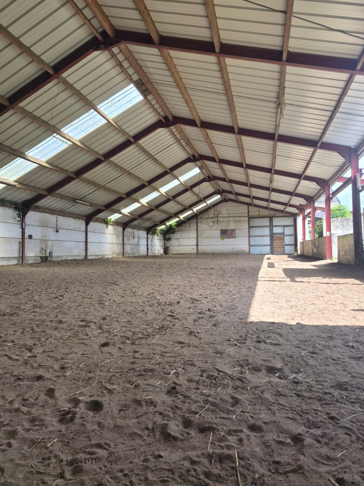 Espace libre dans une petite pension pour chevaux