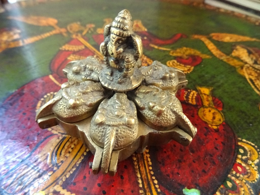 Inde: antique boîte à tikki, avec Ganesha, Antiquités & Art, Art | Art non-occidental, 6 cm, Fait main, Or, Inde