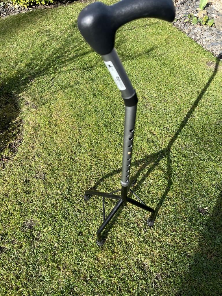 Canne Quadripode réglable hauteur avec  4 Pieds, Divers, Matériel Infirmier, Enlèvement, Utilisé