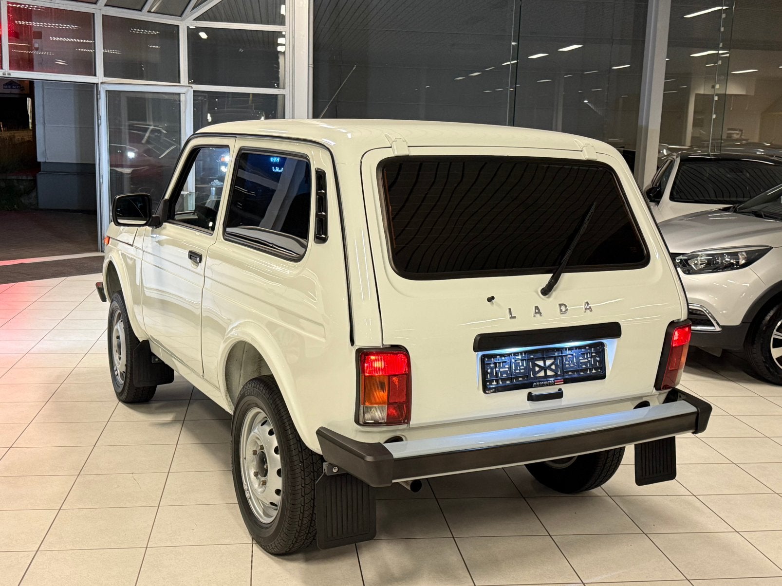 Lada Niva 4x4 1.7i Benzine 61kW Euro 5, Auto's, Euro 5, Niva, Handgeschakeld, Particulier