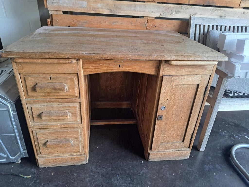 Authentieke bureau uit klooster/ school, Enlèvement