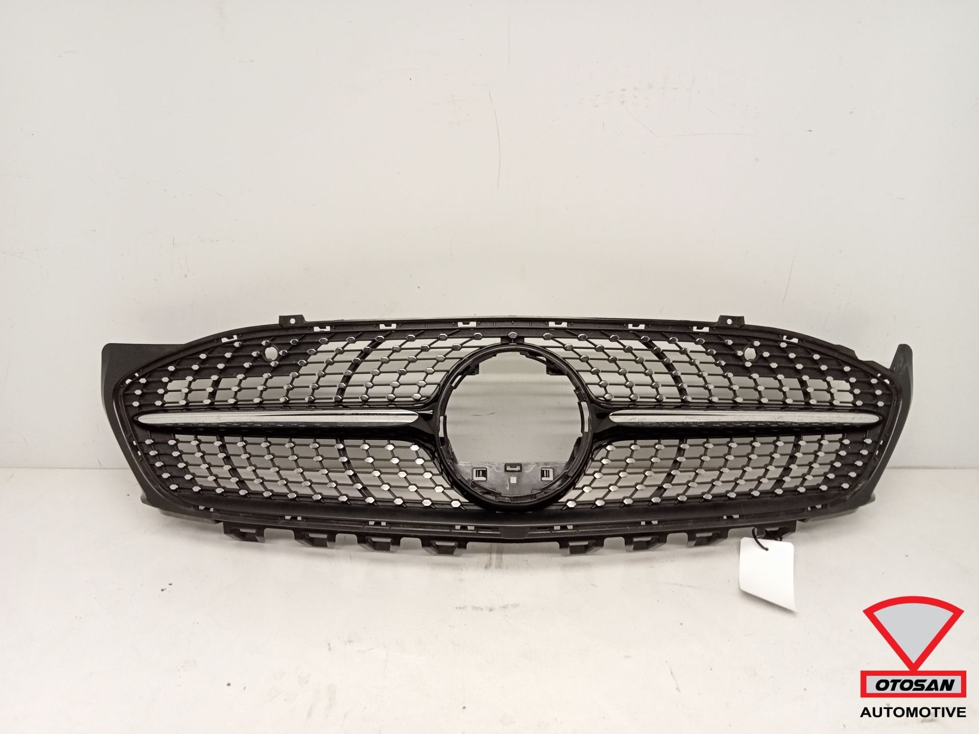 Calandre diamant d'origine pour Mercedes-Benz CLA-Class C118, Mercedes-Benz AG, Mercedes-Benz, Utilisé, Mercedesstrasse 120
70372  Stuttgart, DE