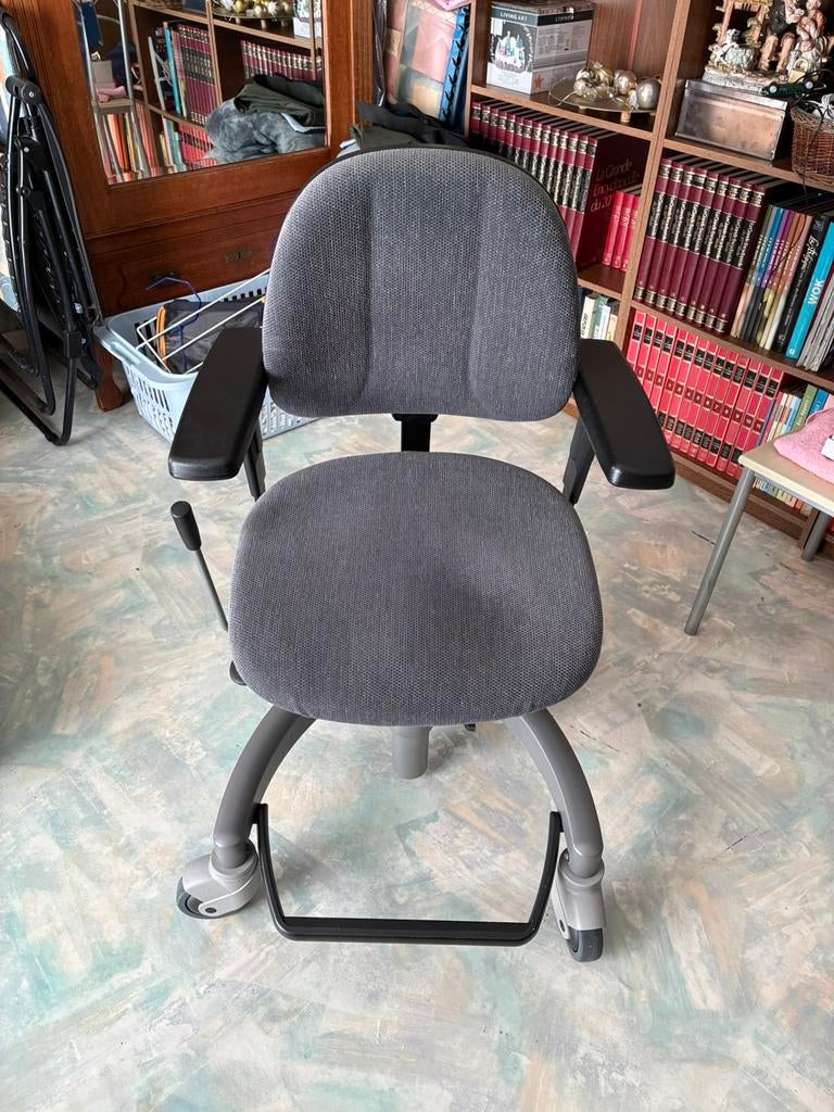 Chaise de bureau avec pose pieds, Gris, Comme neuf, Enlèvement, Chaise de bureau