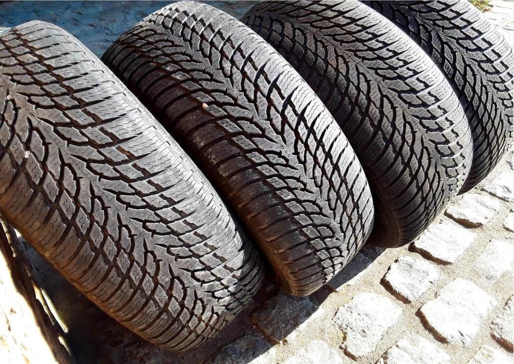 Pneus hiver 235/50-17 et 215/55-17, Pneus hiver, Autre, Enlèvement, Utilisé