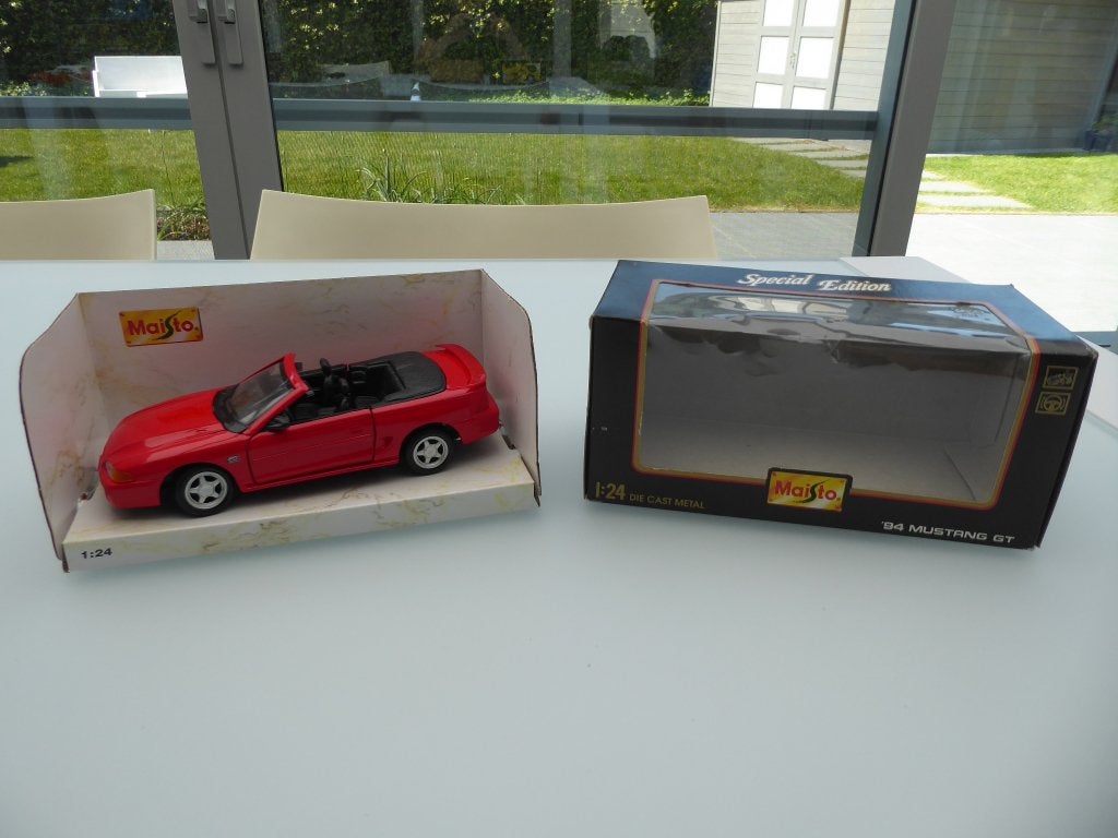94 Ford Mustang convertible, Hobby & Loisirs créatifs, Voitures miniatures | 1:24, Enlèvement ou Envoi, Utilisé, Voiture, Maisto