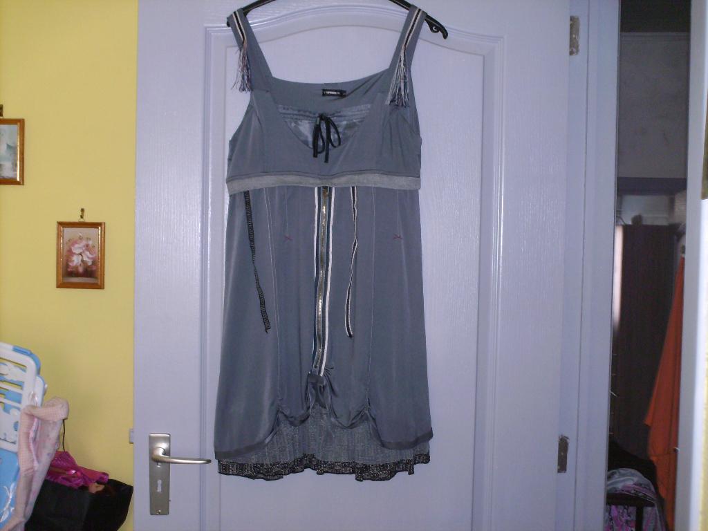 a vendre robe pour dame, Kleding | Dames, Jurken, Ophalen of Verzenden, Zo goed als nieuw, Overige kleuren, Onder de knie