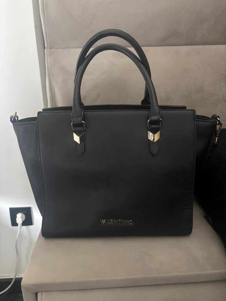 Valentino tas zwart met gouden details, Handtassen en Accessoires, Tassen | Damestassen, Ophalen, Zo goed als nieuw, Zwart