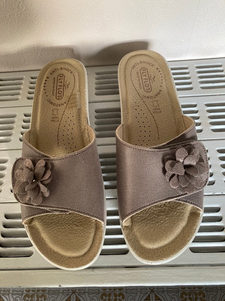 Taupe slippers, Fly Flot, 39 (2x gedragen), Enlèvement ou Envoi, Autres couleurs, Comme neuf, Fly Flot