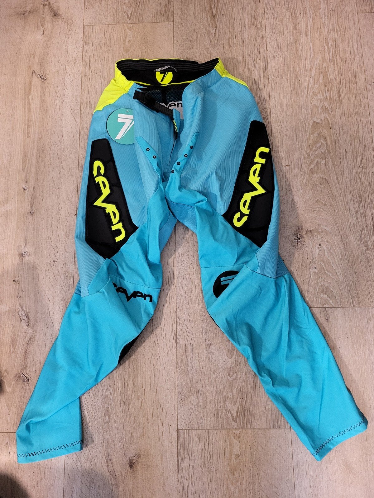 Nieuwe seven zero motorcross broek maat 34
Maat 34
Nooit aan, Nieuw met kaartje, Dames, Ophalen of Verzenden, Broek | textiel
