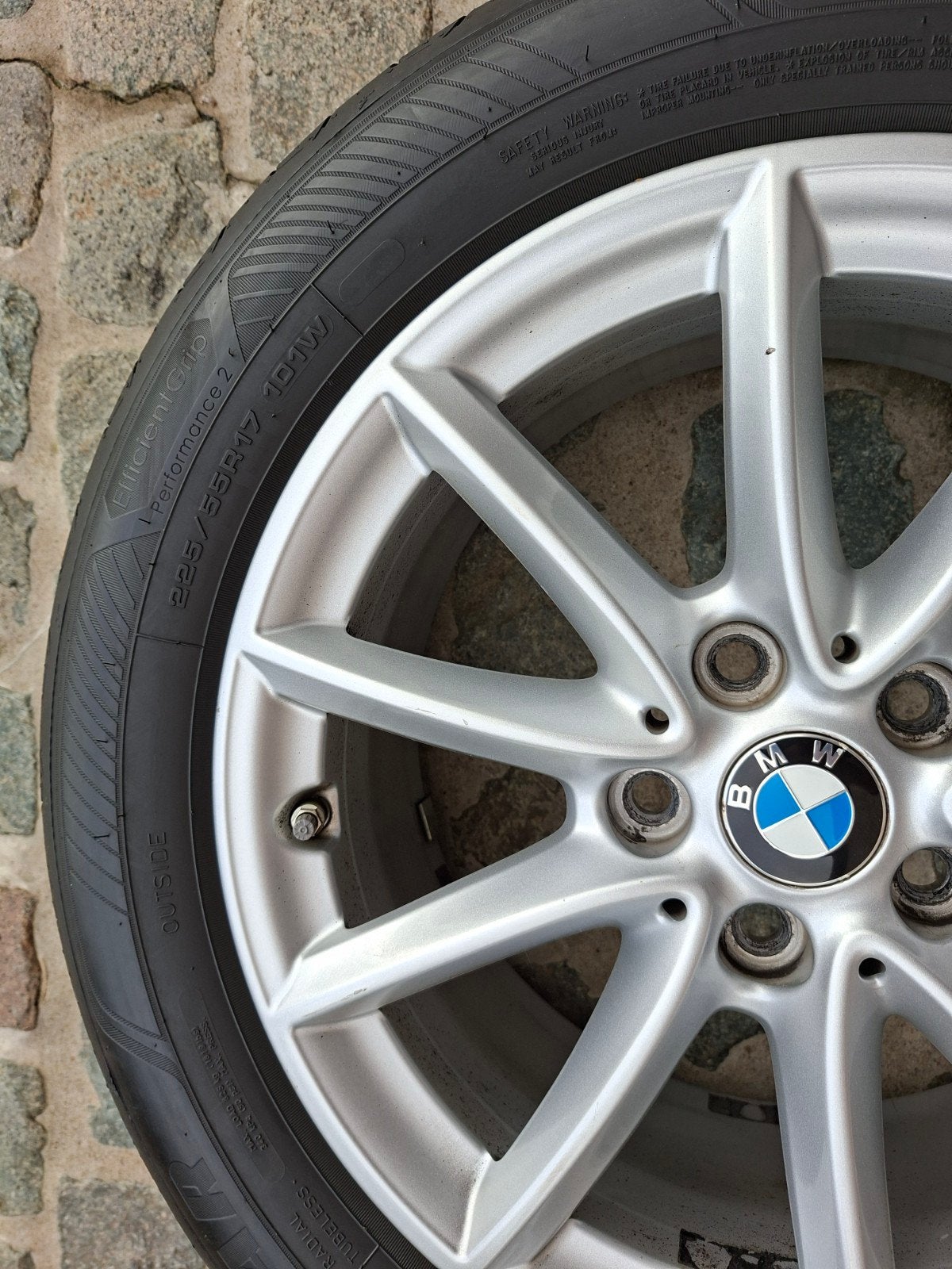 1 jante bmw 560 spoke v parfait état avec pneu 225 55 17, Autos : Pièces & Accessoires, Enlèvement, Jante(s)
