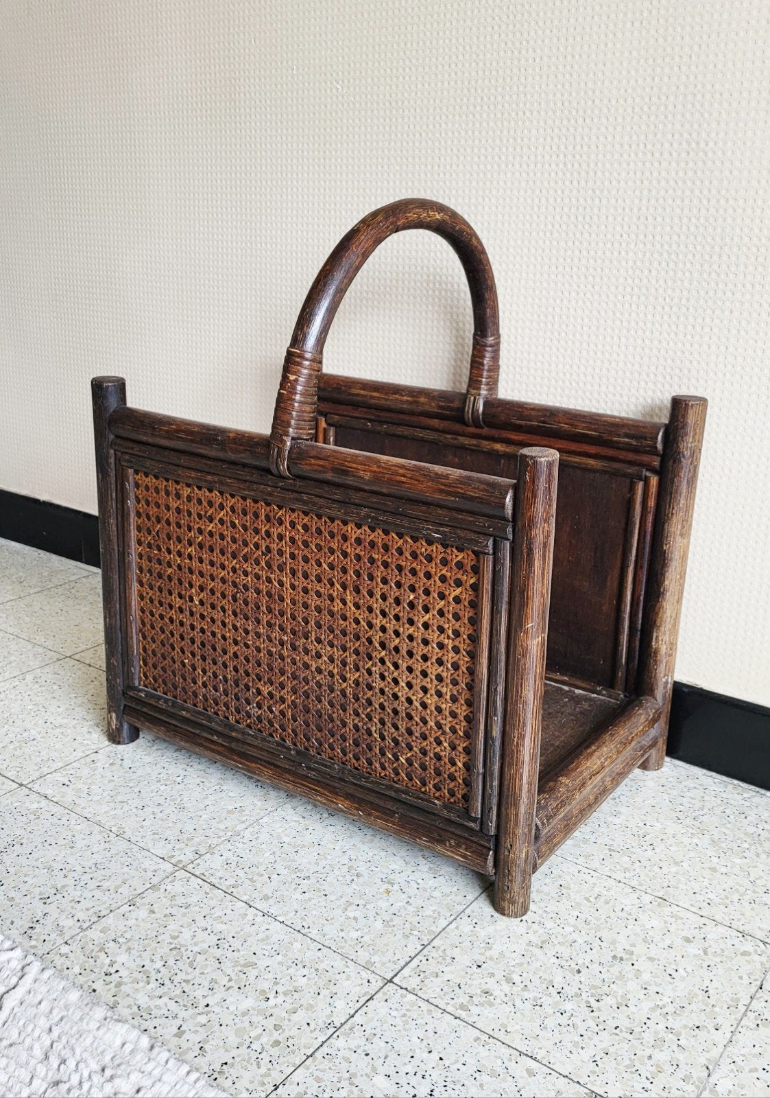 Vintage donker gekleurd houten/rotan lectuurbak!, Ophalen of Verzenden, Vintage