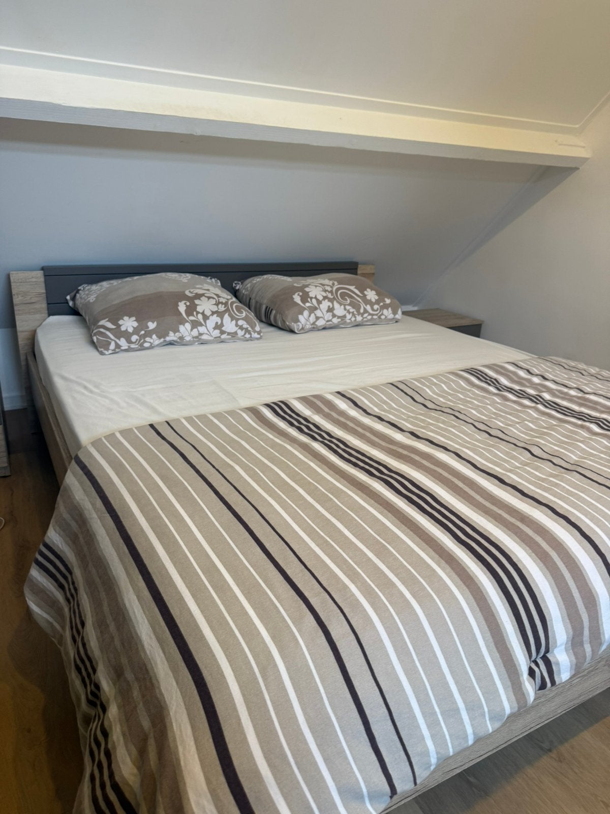 Lit pour 2 personnes + 2 tables de chevet, Maison & Meubles, Enlèvement, Comme neuf, Deux personnes