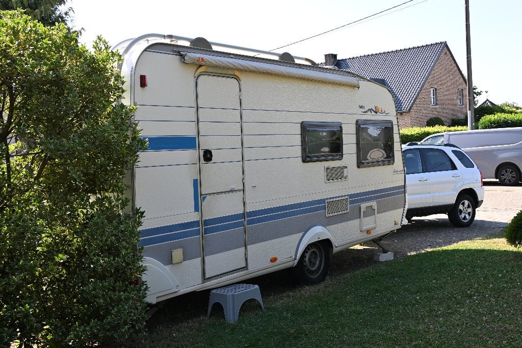 Caravane Hobby Exclusive 4,40 m - Année 2000 - bon état, Caravanes & Camping, Caravanes, Particulier, jusqu'à 3, 1000 - 1250 kg