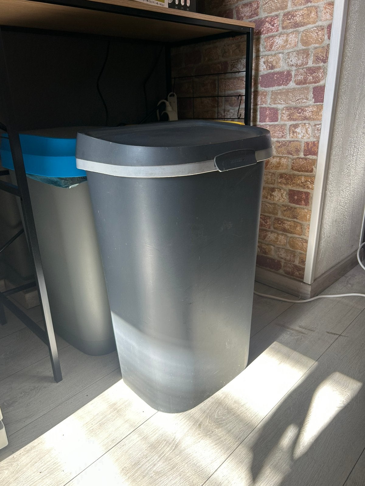Poubelle en plastique Allibert 50L, Maison & Meubles, 40 litres ou plus, Enlèvement, Utilisé, 50 – 75