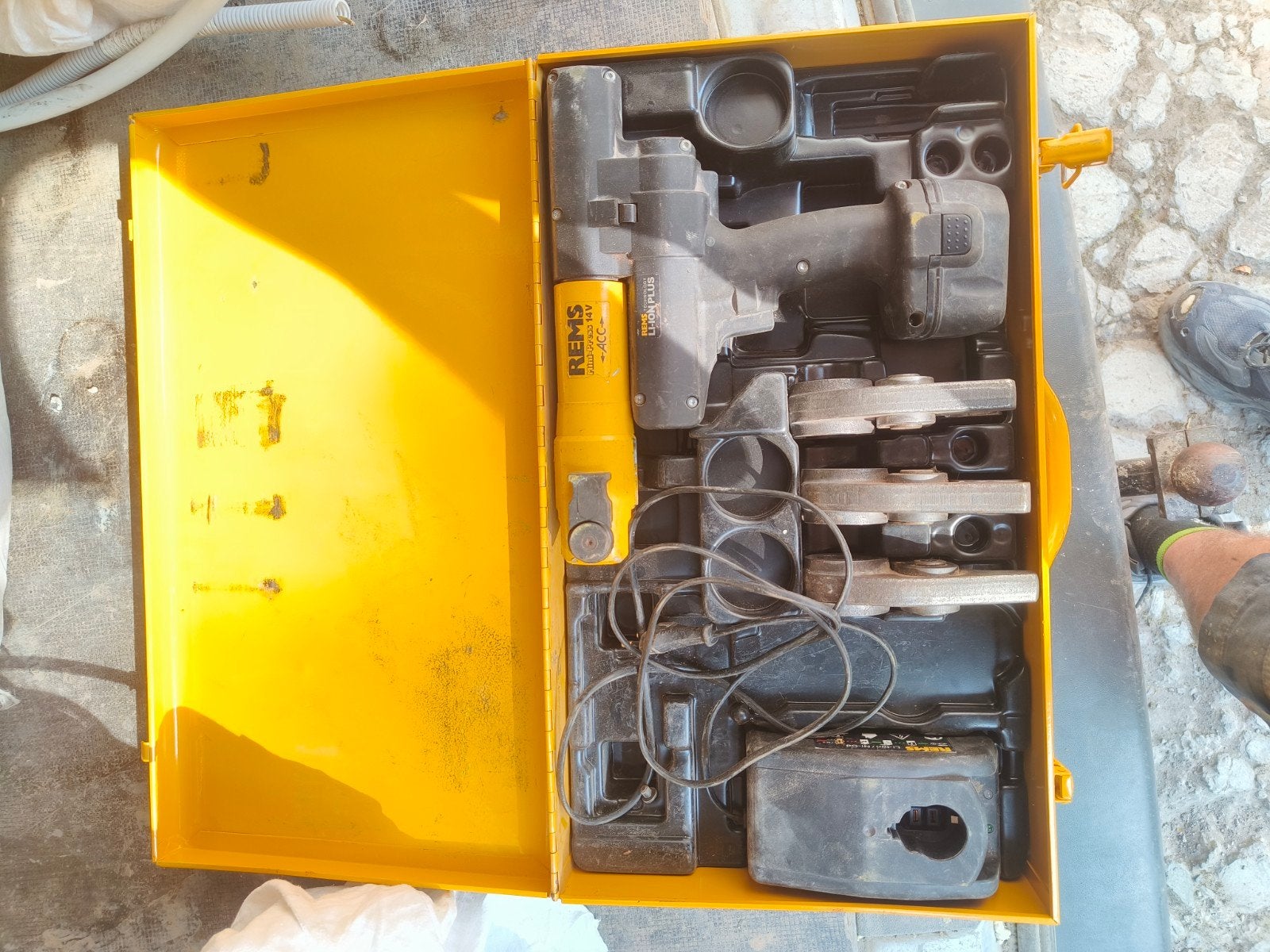 Sertisseuse minipress REMS