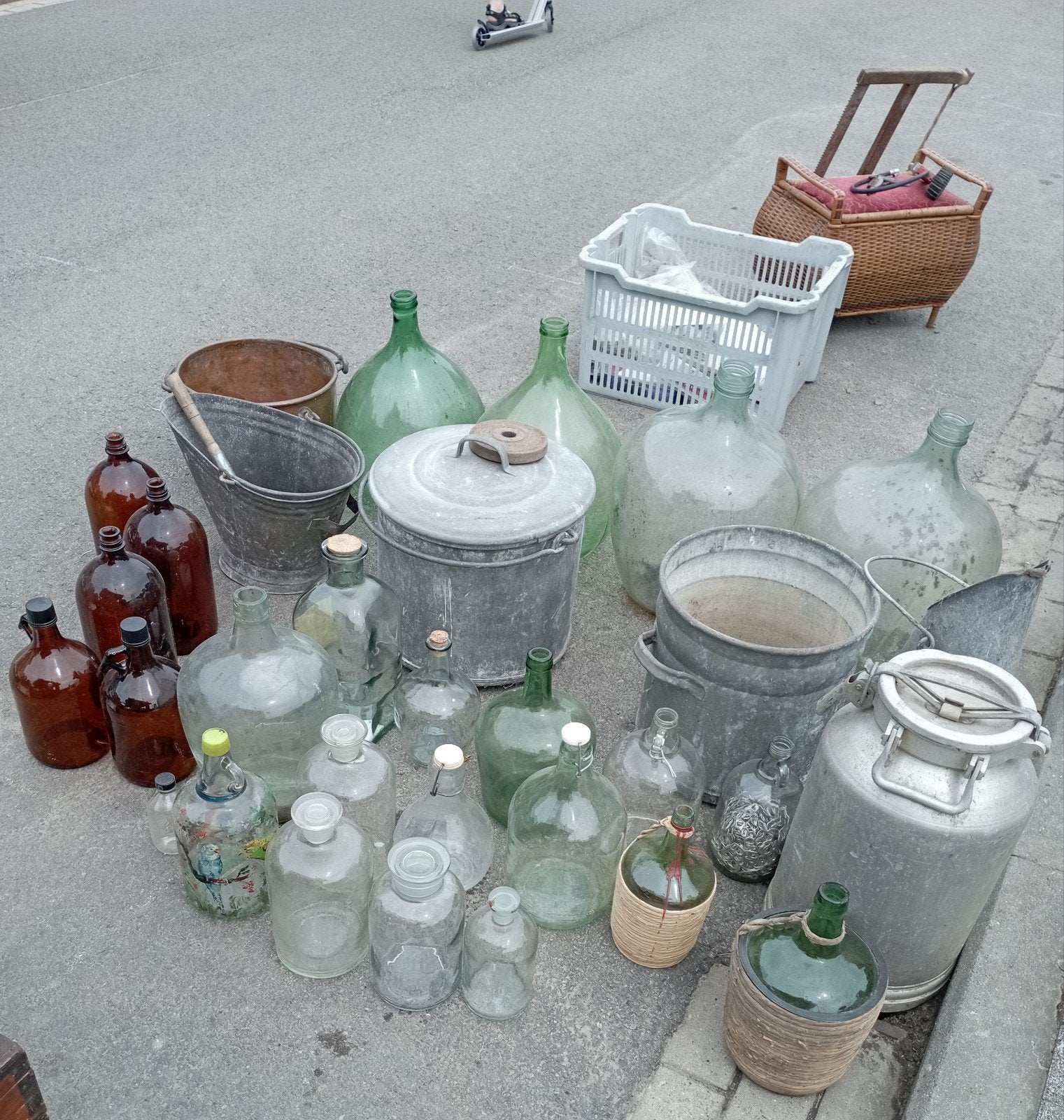 Lot zinken en koper pot en flessen en dame jane, Ophalen, Glas