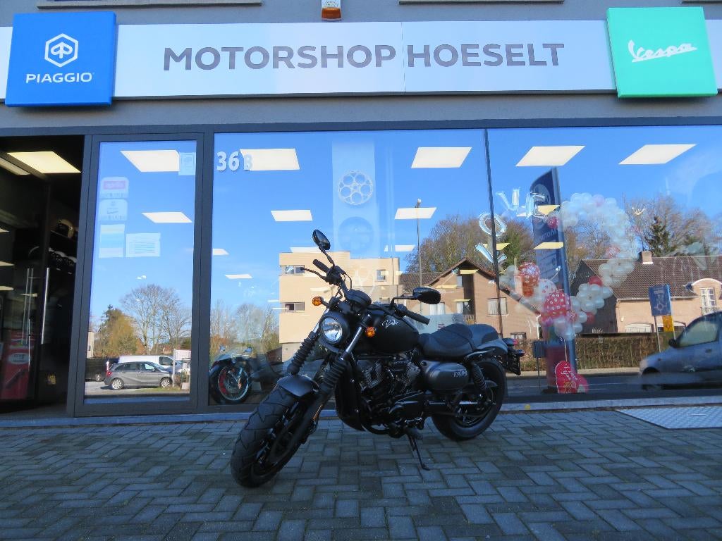 Hyosung Bobber 300cc Toonzaal-Deal, 2 cilinders, 300 cc, Bedrijf, Overig