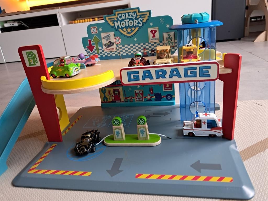 Te koop: Djeco Crazy Motors garage met 9 bijpassende auto's, Ophalen, Gebruikt, Overige typen