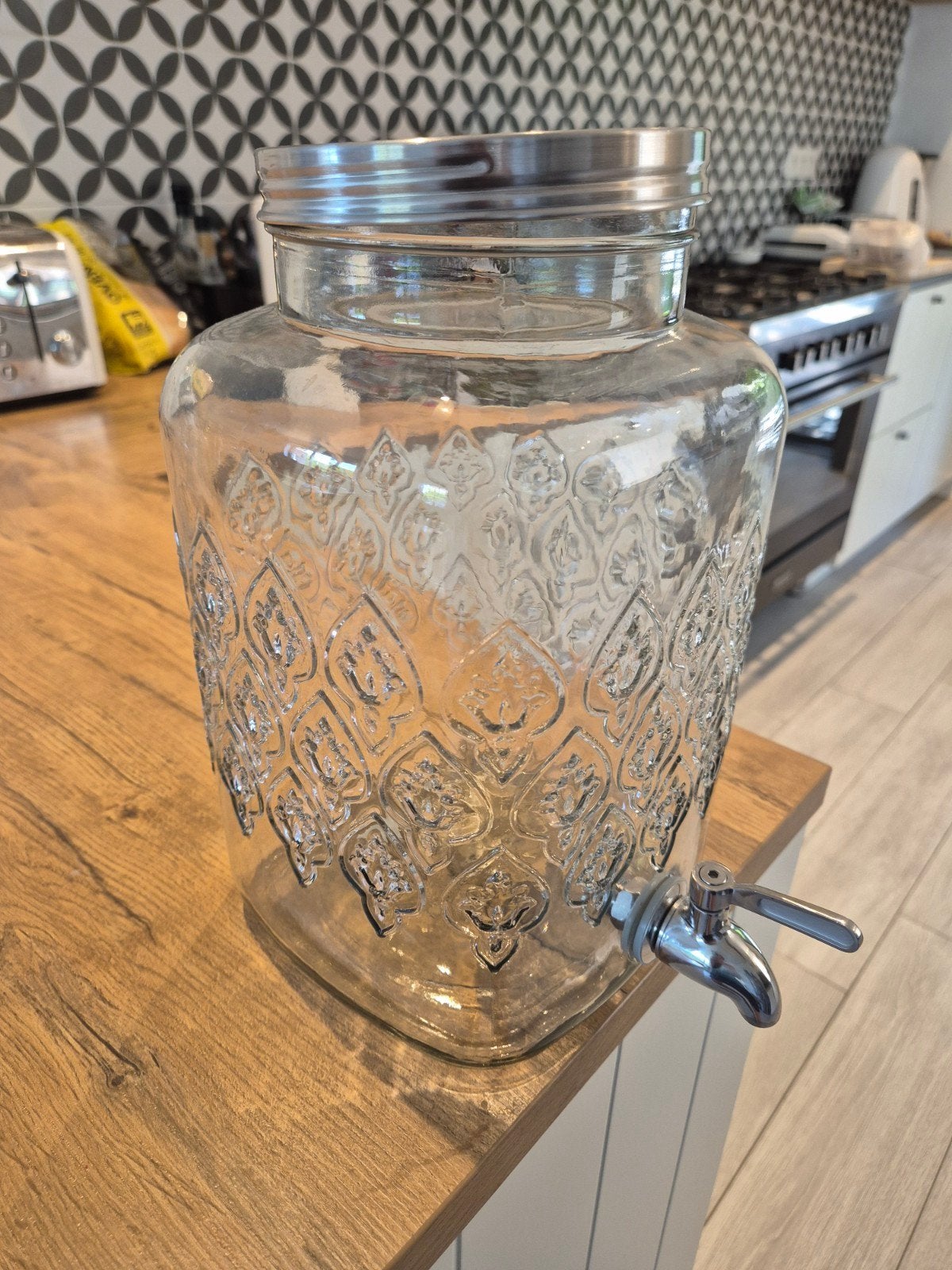 Grote limonadedispenser met Marrokaans reliëf, Enlèvement