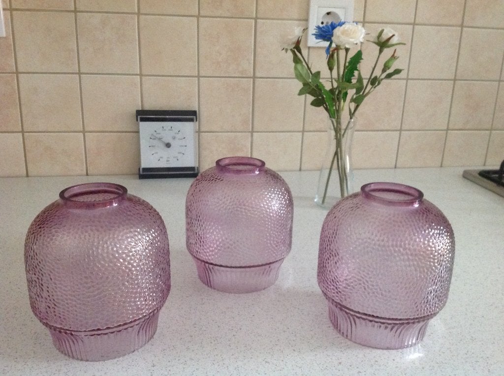 3 identieke, ronde, glazen lampekapjes irisviolet 13,5 cm., Enlèvement