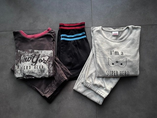 Pakketje van 2 pyjama’s maat 140-146 (= 10 jaar), Kinderen en Baby's, Nacht- of Onderkleding, Gebruikt, Ophalen of Verzenden, Allerlei