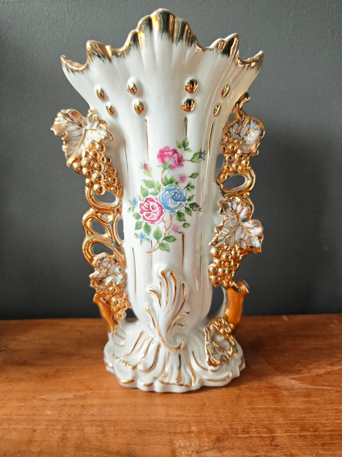 Vase vintage en porcelaine blanche avec grappes de raisins, Enlèvement