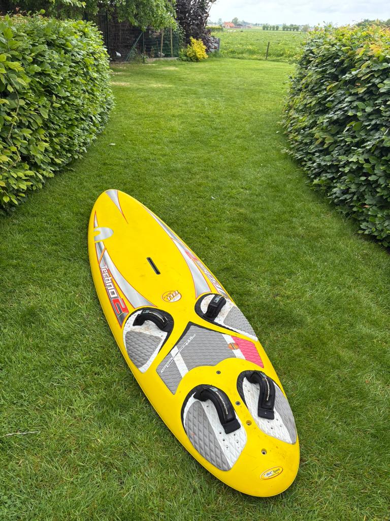Surfplank met twee zeilen, Watersport en Boten, Windsurfen, Gebruikt, Complete set, Bic, Minder dan 250 cm, Met vin(nen), Met draagtas