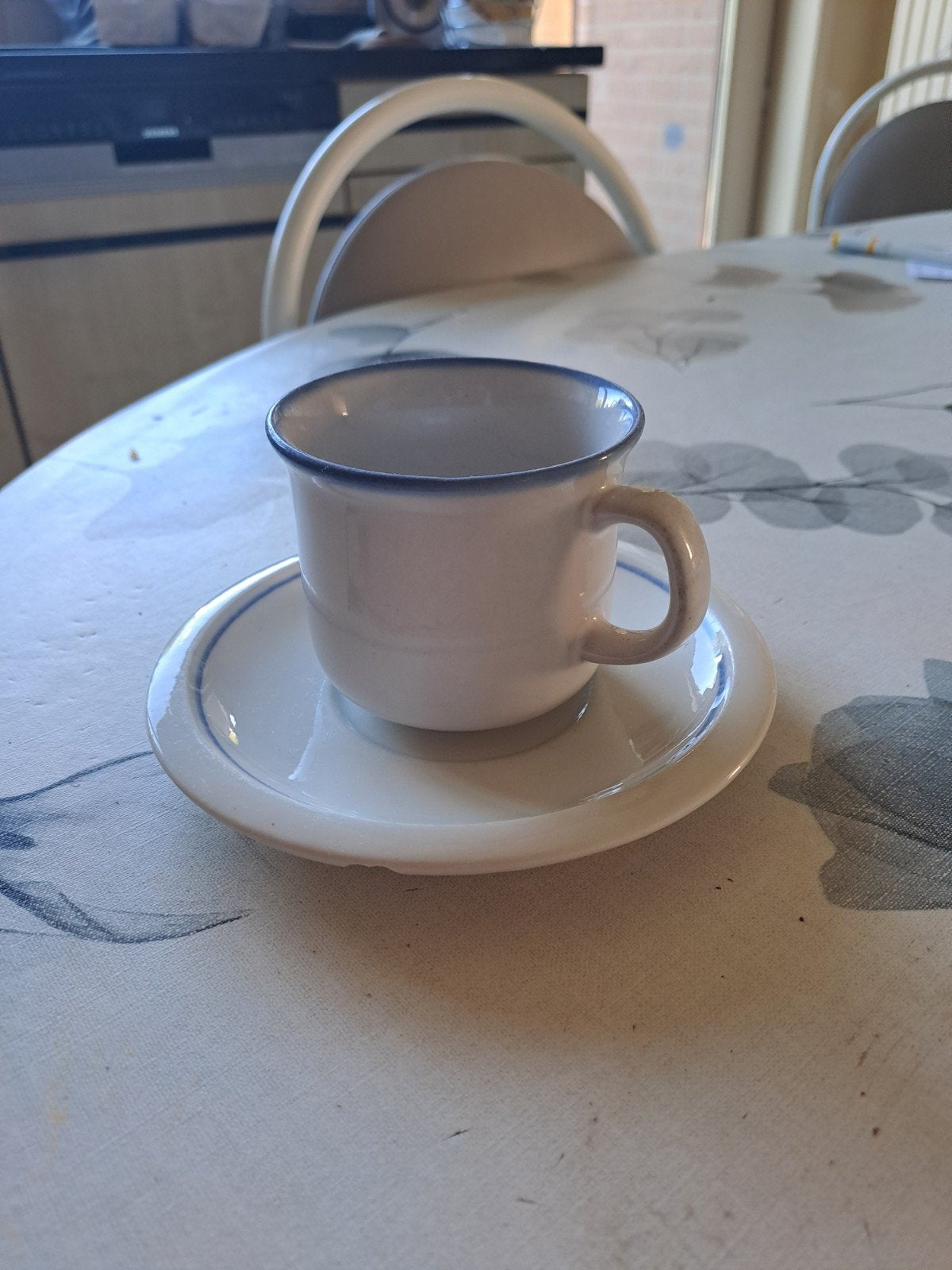 koffieborden met tassen, dessertborden en grote borden., Ophalen, Gebruikt