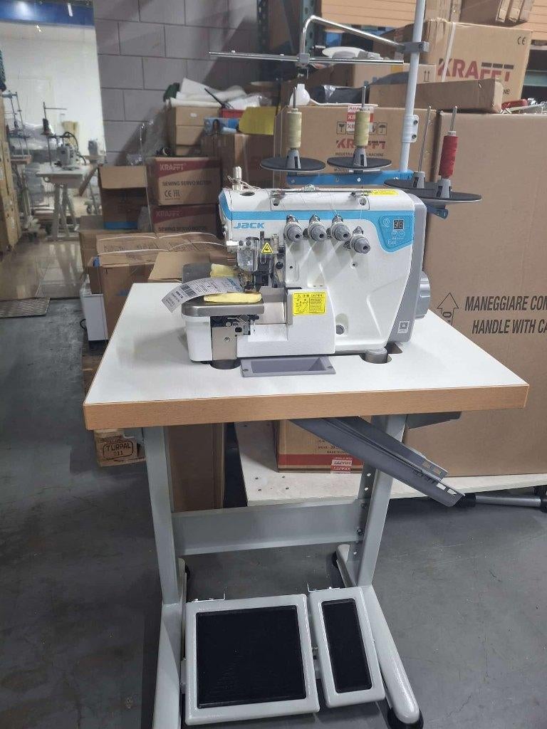 Jack 4 garen overlock machine 60 x 60 tafel 1100 euro ex btw, Nieuw, Lockmachine, Industrieel, Ophalen