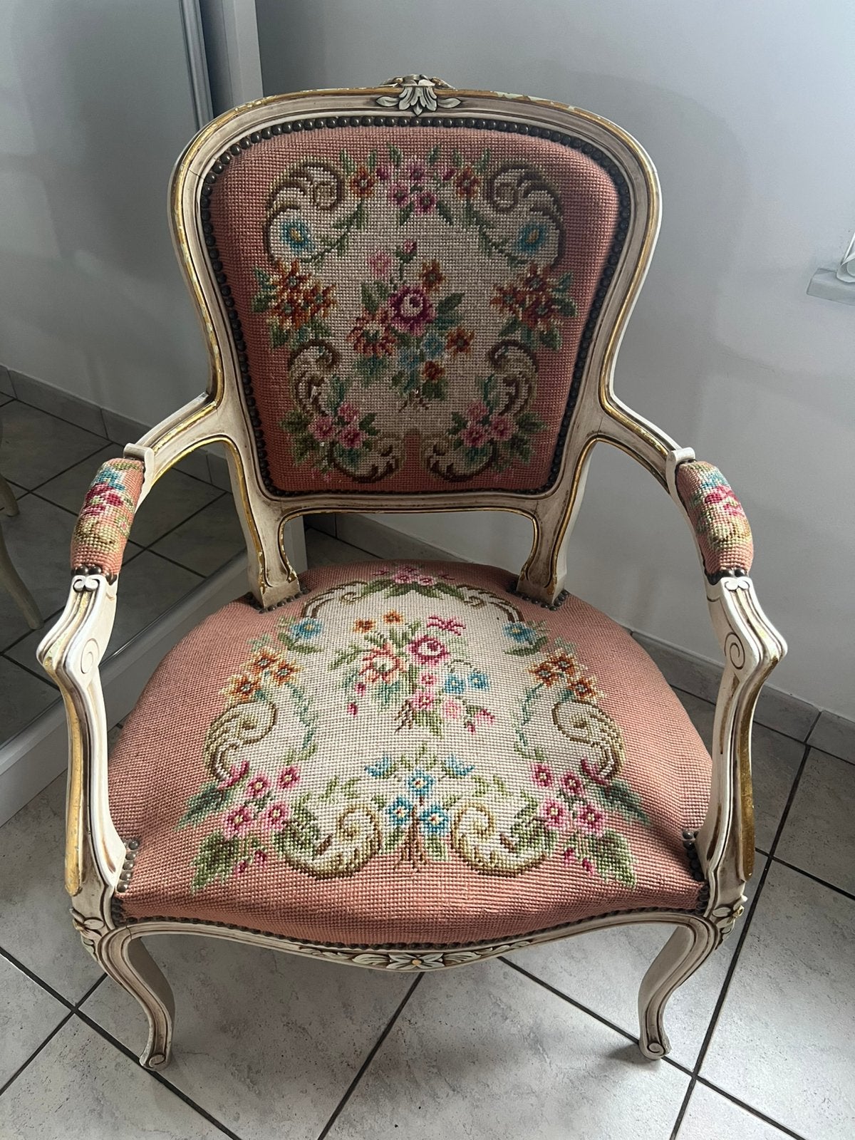 Chaise de style Louis XV (Louis Quinze), Enlèvement