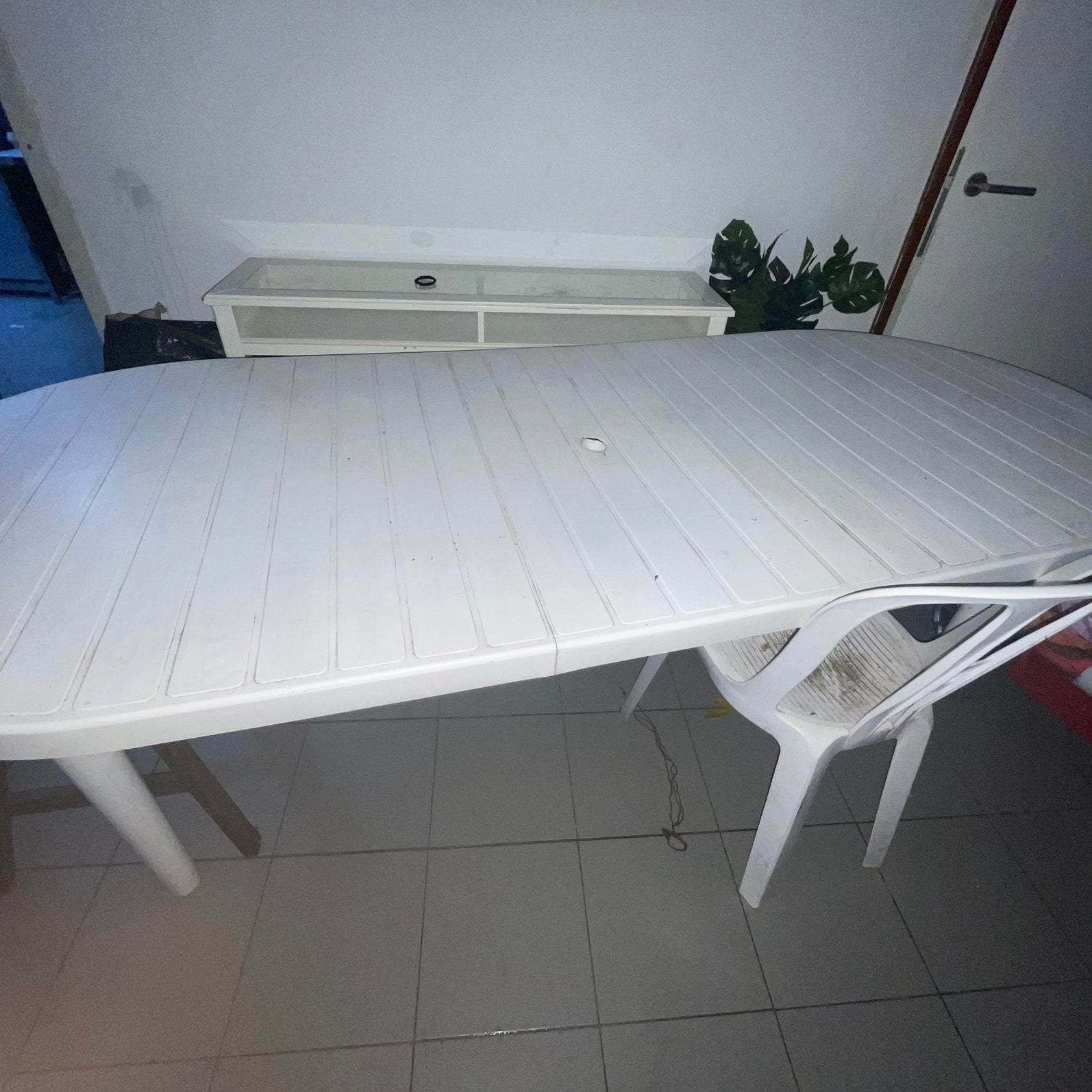 Table en plastique dur, Enlèvement, Utilisé