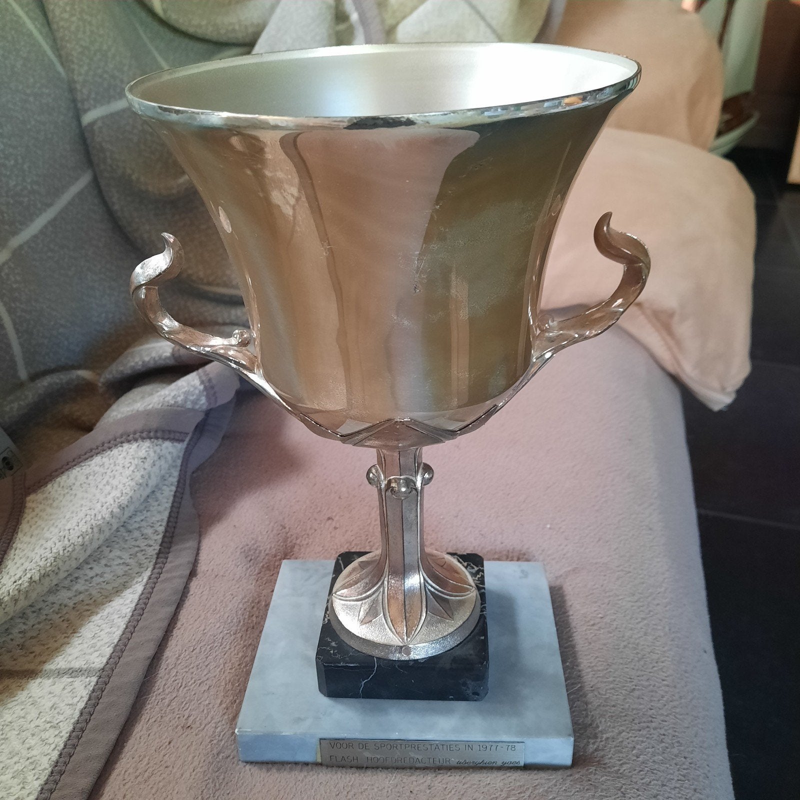 Trophée en métal argenté 1977. 27 cm de haut. Socle en marbr, Enlèvement ou Envoi