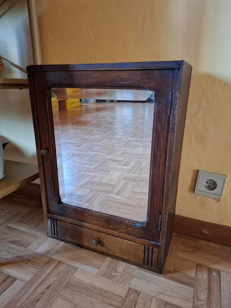 Apothekerskastje met spiegel, Ophalen