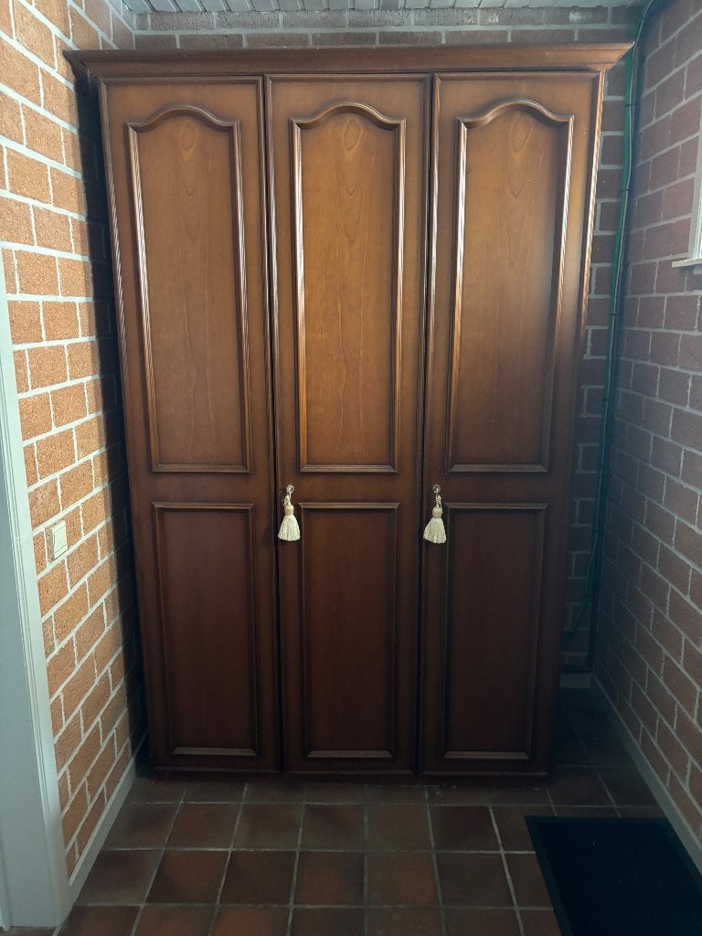 Massief houten kast (antiek), Ophalen